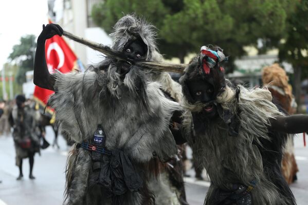Артист в костюме &quot;Тулутабак&quot; позирует во время празднования 103-й годовщины освобождения Балыкесира от вражеской оккупации, Турция. - Sputnik Грузия