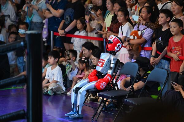 Человекоподобные роботы от Unitree Robotics готовятся к боксерскому поединку во время Всемирной выставки Smart Industry Expo 2025 в Китае. - Sputnik Грузия