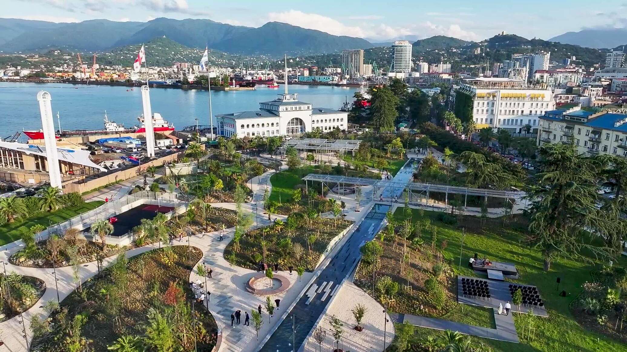 ბათუმის ცენტრალური პარკიდან უნებართვოდ განთავსებული სავაჭრო ჯიხურები გაიტანეს