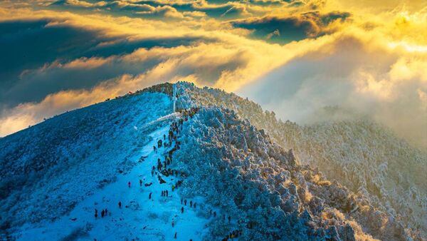  Облака окутывают покрытую снегом гору Тайцзицюань в Ханчжоу, Китай - Sputnik Грузия