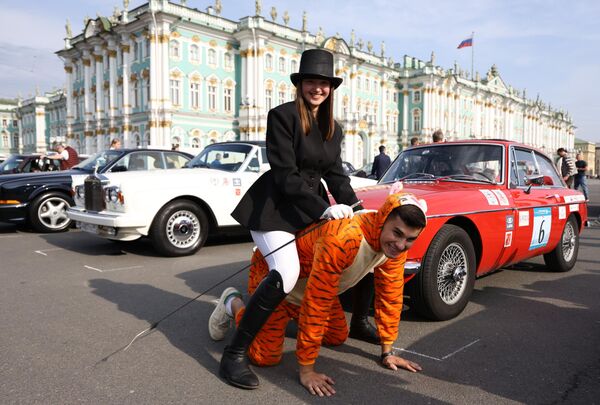 Участники на выставке автомобилей в рамках ралли на классических автомобилях &quot;Петербург – LADA Классик Тур&quot; на Дворцовой площади в Санкт-Петербурге. - Sputnik Грузия