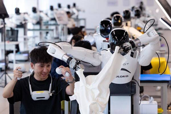 Человекоподобные роботы следуют за техниками, обучаясь профессиональным навыкам в зоне сбора данных центра инноваций в области искусственного интеллекта в Китае. - Sputnik Грузия