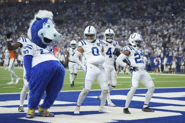 Защитник &quot;Индианаполис Колтс&quot; Кэм Байнум празднует перехват с талисманом &quot;Индианаполис Колтс&quot;. - Sputnik Грузия