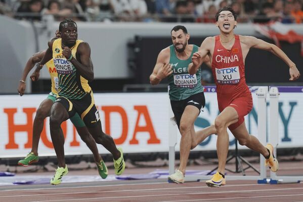 Демарио Принс из Ямайки, Амин Буанани из Алжира и Сюй Чжои из Китая участвуют в мужском забеге на 110 метров с барьерами на чемпионате мира по легкой атлетике в Токио. - Sputnik Грузия