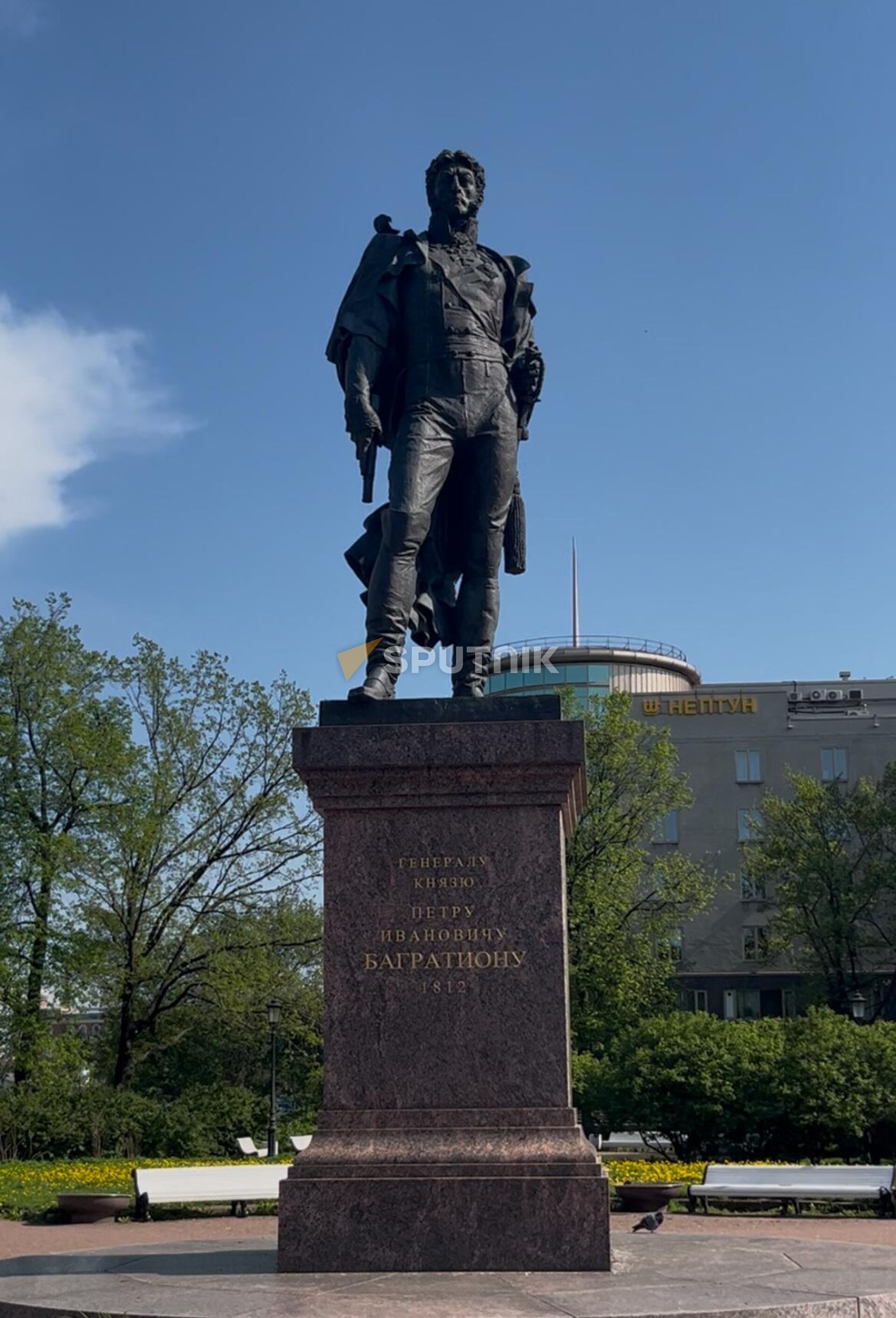 Памятник Петру Багратиону в сквере имени Багратиона - Sputnik Грузия, 1920, 18.09.2025