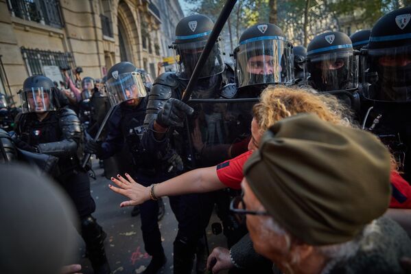 Полицейские во время продолжающихся забастовок и протестов во Франции. - Sputnik Грузия