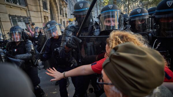Полицейские во время продолжающихся забастовок и протестов в Париже, Франция - Sputnik Грузия