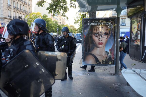 Полицейские на месте демонстрации в Париже. - Sputnik Грузия