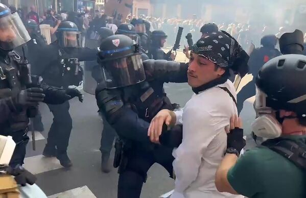 Полицейские во время акции протеста на одной из улиц в Париже. Забастовки вызваны волной недовольства населения мерами жесткой экономии, предложенными правительством. - Sputnik Грузия