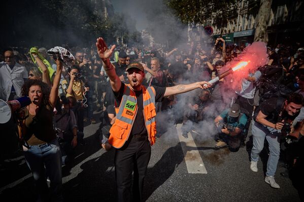 Член профсоюза железнодорожников SUD на забастовке против бюджетной реформы. - Sputnik Грузия