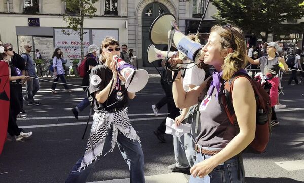 Участники акции протеста на одной из улиц в Париже. - Sputnik Грузия