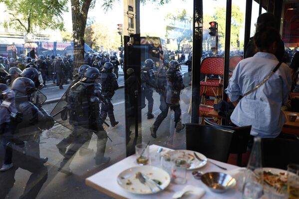 Полицейские во время продолжающихся забастовок и протестов в Париже. - Sputnik Грузия
