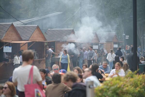 Здесь развернулись гастрономические ярмарки, где можно попробовать традиционные блюда грузинской кухни. - Sputnik Грузия