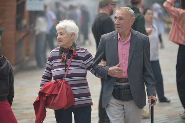 Старшее поколение делит радость праздника с молодыми! - Sputnik Грузия