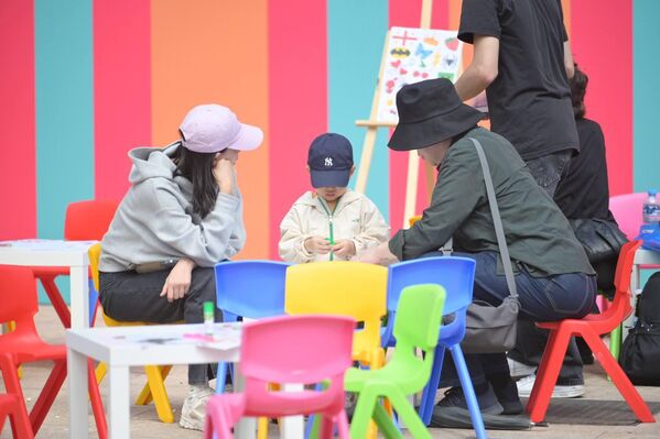 Туристы с детьми наслаждаются праздником и культурой Тбилиси. - Sputnik Грузия