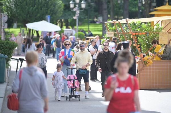 Праздничный Тбилиси встречает гостей с улыбкой. - Sputnik Грузия