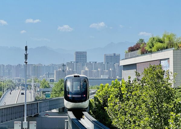 Первая беспилотная система железнодорожного транспорта в Китае, разработанная BYD для решения проблемы городских пробок, официально введена в эксплуатацию 12 августа 2024 года. - Sputnik Грузия