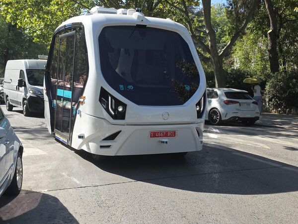 Испания запускает свой первый проект беспилотного электробуса. Испытание автономного транспортного средства прошло в парке Каса-де-Кампо в Мадриде. - Sputnik Грузия
