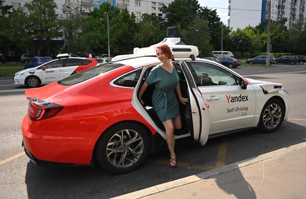 &quot;Яндекс&quot; запустил беспилотное такси в одном из районов Москвы. Это сервис заказа автомобилей, которыми управляет искусственный интеллект. - Sputnik Грузия
