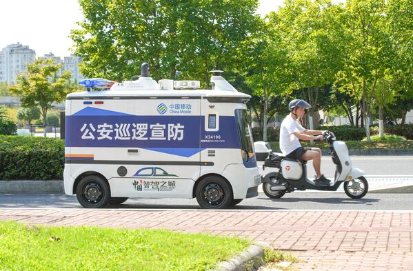 Беспилотный патрульный автомобиль общественной безопасности патрулирует городскую территорию уезда Дэцин города Хучжоу провинции Чжэцзян в Китае. - Sputnik Грузия