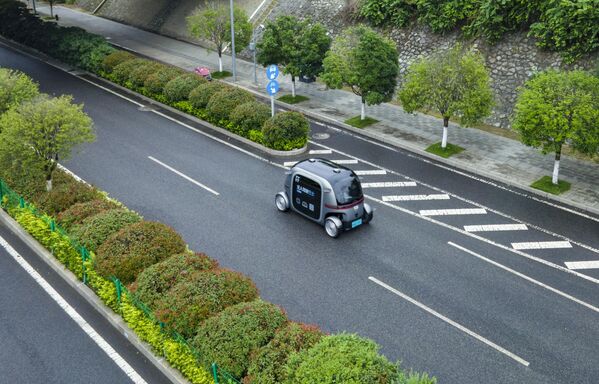 Беспилотный автобус &quot;Robobus&quot;, произведенный компанией PIX Moving, движется по автономной линии движения в университетском городке Хуаси 22 июня 2025 года в провинции Гуйчжоу. - Sputnik Грузия