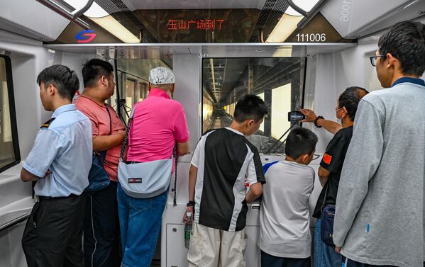 Горожане совершают тестовую поездку на беспилотном поезде на линии 11 метро Сучжоу в Куньшане, провинция Цзянсу, Китай, 19 июня 2023 года. - Sputnik Грузия