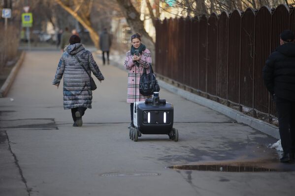 Беспилотный робот-доставщик Яндекса на улице в Москве. - Sputnik Грузия