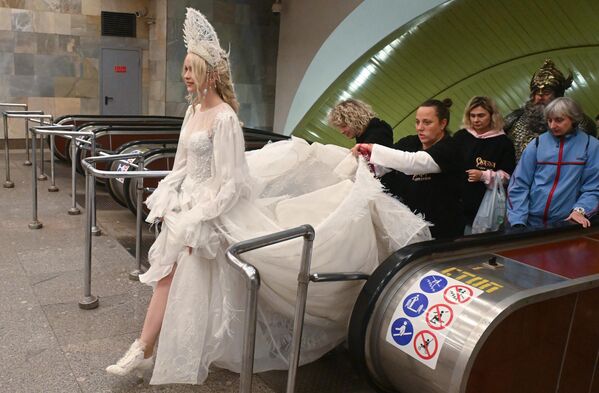 Актриса Алиса Кот в костюме из фильма &quot;Сказка о царе Салтане&quot; в московском метрополитене. - Sputnik Грузия