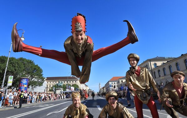 Участники костюмированного парада Октоберфест в Мюнхене. - Sputnik Грузия