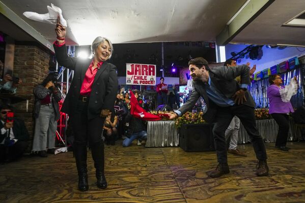 Кандидат в президенты Чили Жанет Хара танцует традиционный танец куэка в преддверии всеобщих выборов в Сантьяго. - Sputnik Грузия