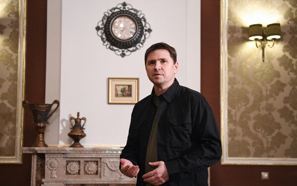 Cоветник президента Украины Михаил Подоляк&quot;Что же касается вовлечения в войну. Разве Грузия уже не в войне? Разве у нее нет проблем в Южной Осетии и Абхазии? Никто не просит вас принять то или иное решение ради Украины. Просим лишь прямо сказать, и не только просим, а думаем, что каждая страна должна сделать осмысленный выбор. И вы должны выбрать, поддерживаете ли людоедов или свободу, тут не существует серых тонов&quot;.  - Sputnik Грузия