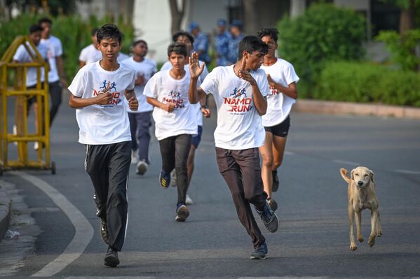 Студенты участвуют в забеге Namo Run в честь 75-летия премьер-министра Нарендры Моди в Нью-Дели. - Sputnik Грузия