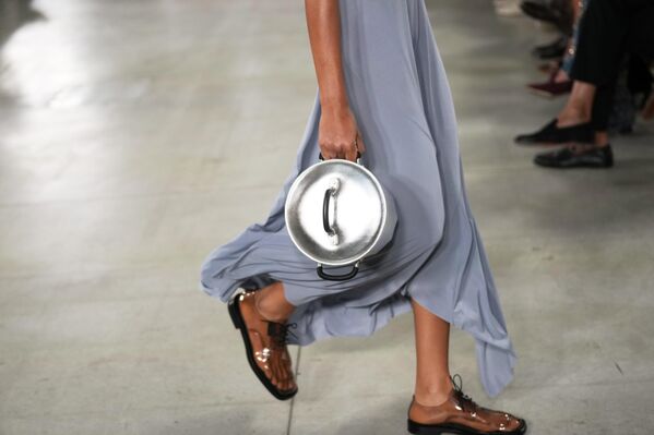 Модель демонстрирует наряд из женской коллекции Moschino весна-лето 2026. - Sputnik Грузия