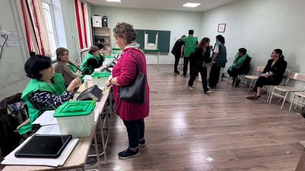 Избирательный участок открылся ровно в 08:00. - Sputnik Грузия