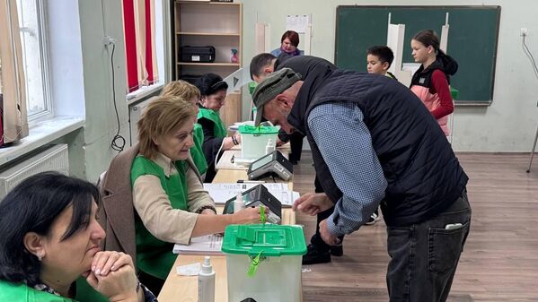 Избиратели проходят регистрацию и получают бюллетени. - Sputnik Грузия