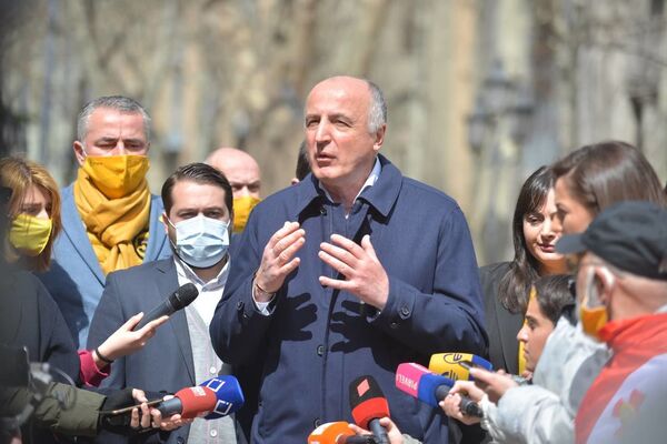 პარტია „ლელოს" ერთ-ერთი ლიდერი ბადრი ჯაფარიძე „მინდა, მოვუწოდო „ქართულ ოცნებას“ - ახლა დროა, ზელენსკიმ მიმართოს საქართველოს პარლამენტს, იმ ქვეყნის პარლამენტს, რომელიც ასევე აგრესიის მსხვერპლია. ეს მნიშვნელოვანი ნაბიჯი იქნება. გარდა ამისა, „ლელომ“ გააჟღერა და წამოაყენა ინიციატივა უკრაინასთან მიმართებით რეზოლუციასთან დაკავშირებით. ეს რეზოლუცია აუცილებლად უნდა იქნას მიღებული. რასაც დღეს აკეთებს საქართველო და, ფაქტობრივად, ჩვენ, როგორც ქვეყანა, შევუერთდით სანქციებს, მაგრამ, სამწუხაროდ, ეს მთავრობის მიერ არ გახმაურებულა.“ პარტია „ლელოს" ერთ-ერთი ლიდერი ბადრი ჯაფარიძე „მინდა, მოვუწოდო „ქართულ ოცნებას“ - ახლა დროა, ზელენსკიმ მიმართოს საქართველოს პარლამენტს, იმ ქვეყნის პარლამენტს, რომელიც ასევე აგრესიის მსხვერპლია. ეს მნიშვნელოვანი ნაბიჯი იქნება. გარდა ამისა, „ლელომ“ გააჟღერა და წამოაყენა ინიციატივა უკრაინასთან მიმართებით რეზოლუციასთან დაკავშირებით. ეს რეზოლუცია აუცილებლად უნდა იქნას მიღებული. რასაც დღეს აკეთებს საქართველო და, ფაქტობრივად, ჩვენ, როგორც ქვეყანა, შევუერთდით სანქციებს, მაგრამ, სამწუხაროდ, ეს მთავრობის მიერ არ გახმაურებულა.“ - Sputnik საქართველო