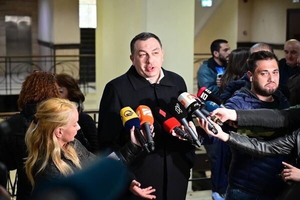 გიგა ბოკერია (იმ პეიოდში ჯერ კიდევ „ევროპული საქართველოს" ლიდერი) „არ ვიცი და არ მგონია, ვინმემ დანამდვილებით იცოდეს, გადადგამს თუ არა ივანიშვილის რეჟიმი ამ ნაბიჯს, რათა ფაქტობრივად ჩამოართვას მოქალაქეობა იმ ადამიანებს, რომლებიც ყველას მაგალითს აძლევენ და სიცოცხლეს საფრთხეში იგდებენ თავიანთი რწმენის, ინტერესებისა და საქართველოს თავისუფლების დასაცავად.“ გიგა ბოკერია (იმ პეიოდში ჯერ კიდევ „ევროპული საქართველოს" ლიდერი) „არ ვიცი და არ მგონია, ვინმემ დანამდვილებით იცოდეს, გადადგამს თუ არა ივანიშვილის რეჟიმი ამ ნაბიჯს, რათა ფაქტობრივად ჩამოართვას მოქალაქეობა იმ ადამიანებს, რომლებიც ყველას მაგალითს აძლევენ და სიცოცხლეს საფრთხეში იგდებენ თავიანთი რწმენის, ინტერესებისა და საქართველოს თავისუფლების დასაცავად.“ - Sputnik საქართველო