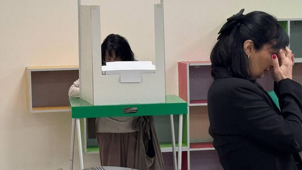 Голосование проходит в организованном и спокойном режиме. - Sputnik Грузия