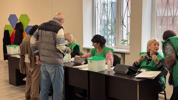 ЦИК обещает объявить первые результаты в течение нескольких часов. - Sputnik Грузия