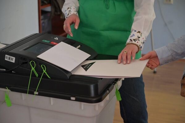 В урну один за другим опускаются заполненные бюллетени. - Sputnik Грузия