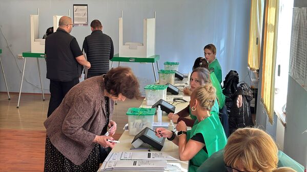 Избиратели выбирают в 64 городах и районах мэров и депутатов местных совещательных органов – сакребуло. - Sputnik Грузия