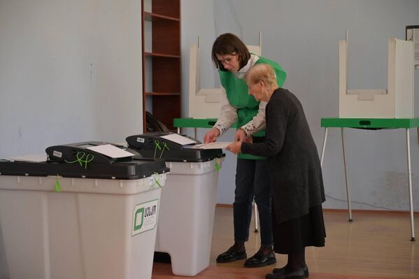 Избиратели всех возрастов приходят выполнить свой гражданский долг - Sputnik Грузия