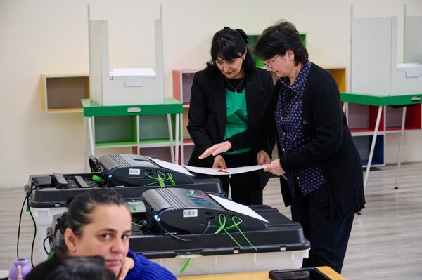 Явка избирателей Грузии на местных выборах к 10:00 по тбилисскому времени составила 7,85% – проголосовали 275 948 человек. - Sputnik Грузия