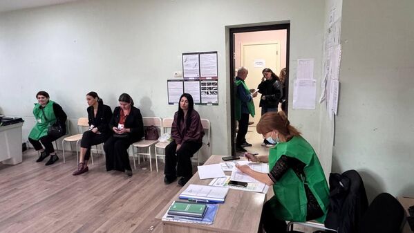 ზოგიერთ საარჩევნო უბანზე ამომრჩეველთა რიგი დაფიქსირდა. - Sputnik საქართველო