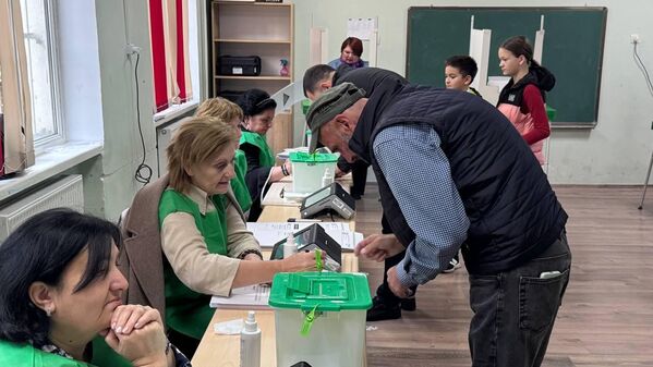 ამომრჩევლები რეგისტრაციას გადიან და ბიულეტენს იღებენ. - Sputnik საქართველო