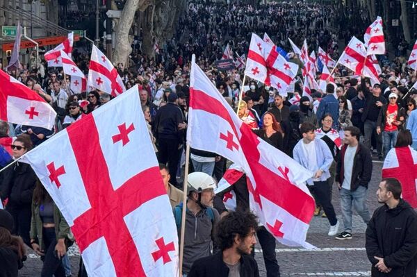 Акция протеста в день выборов 4 октября 2025 в Тбилиси - Sputnik Грузия