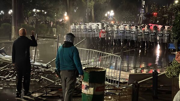 Силовики вытеснили толпу из-под стен президентского дворца, применив слезоточивый газ и водометы. - Sputnik Грузия