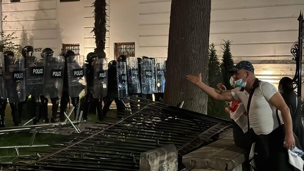 Толпа выкрикивает оскорбления в адрес спецназа, обстановка накалилась. - Sputnik Грузия