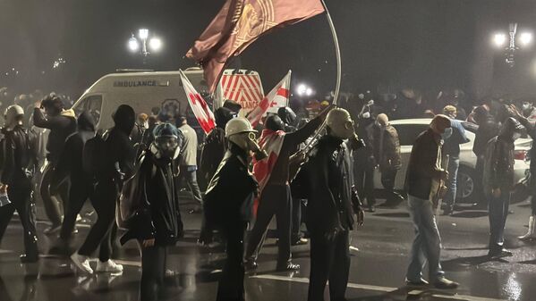 Демонстранты бросают камни и различные предметы в сторону полицейских. - Sputnik Грузия