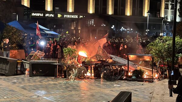 Демонстранты начали хаотичное строительство баррикад. - Sputnik Грузия